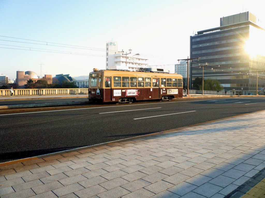 Die ältesten Strassenbahnwagen von Hiroshima - die Wagen aus Ôsaka, Serie 900: In den ersten Sonnenstrahlen des Morgens am 6.Dezember 2010 überquert Nr.904 die zentrale Brücke vor dem Atombomben-Denkmal. 