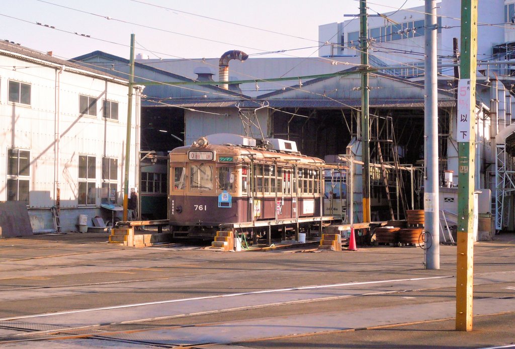 Die ältesten Strassenbahnwagen von Hiroshima - die Wagen aus Ôsaka, Serie 751: Wagen 761 vor der Hauptwerkstätte der Hiroshima Strassenbahnen. (Aufnahme von der öffentlichen Strasse aus). 6.Dezember 2010. 