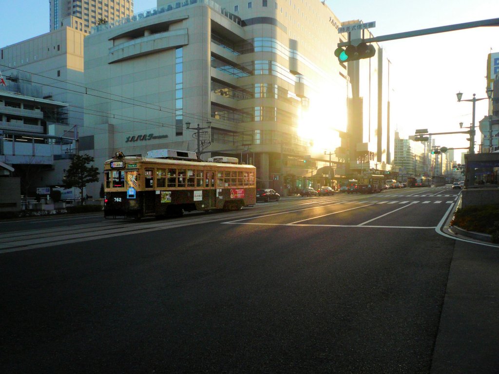 Die ältesten Strassenbahnwagen von Hiroshima - die Wagen aus Ôsaka, Serie 751: Wagen 762 im ersten Sonnenlicht in der Innenstadt, 6.Dezember 2010. 