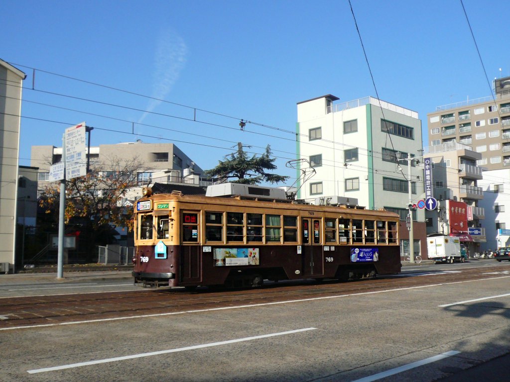 Die ältesten Strassenbahnwagen von Hiroshima - die Wagen aus Ôsaka, Serie 751: Wagen 769 in der Nähe der Zentralwerkstätte der Strassenbahn Hiroshima. 6.Dezember 2010. 