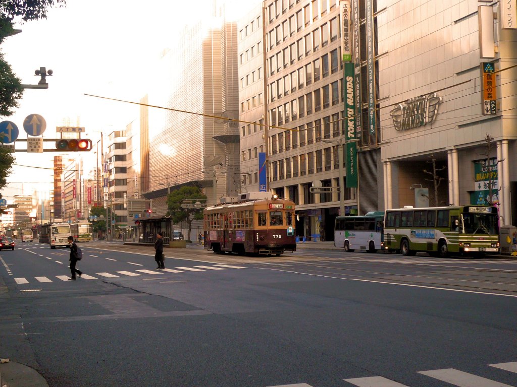 Die ältesten Strassenbahnwagen von Hiroshima - die Wagen aus Ôsaka, Serie 751: Wagen 772 frühmorgens in Hiroshima-Tatemachi, 6.Dezember 2010. 
