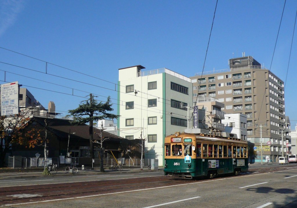 Die ältesten Strassenbahnwagen von Hiroshima - die Wagen der Serie 351: Es handelt sich um die drei Wagen 351-353, die 1958 für Hiroshima gebaut wurden und heute noch im Einsatz stehen. Im Bild Nr. 351 vor der Zentralwerkstätte, 6.Dezember 2010. 