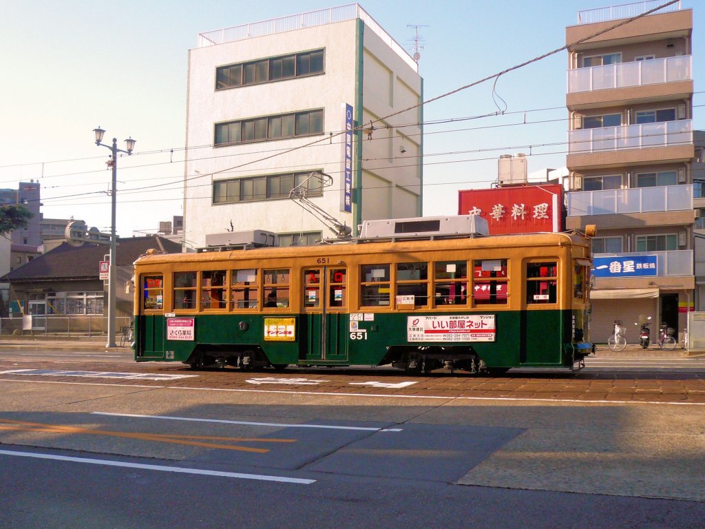 Die ältesten Strassenbahnwagen von Hiroshima - die Wagen, die die Atombombe erlebt haben, Serie 651: Beim Anblick des fröhlich daherrumpelnden Wagens 651 entsteht ein beklemmendes Gefühl angesichts seiner Vergangenheit. Bei der Zentralwerkstätte, 6.Dezember 2010. 