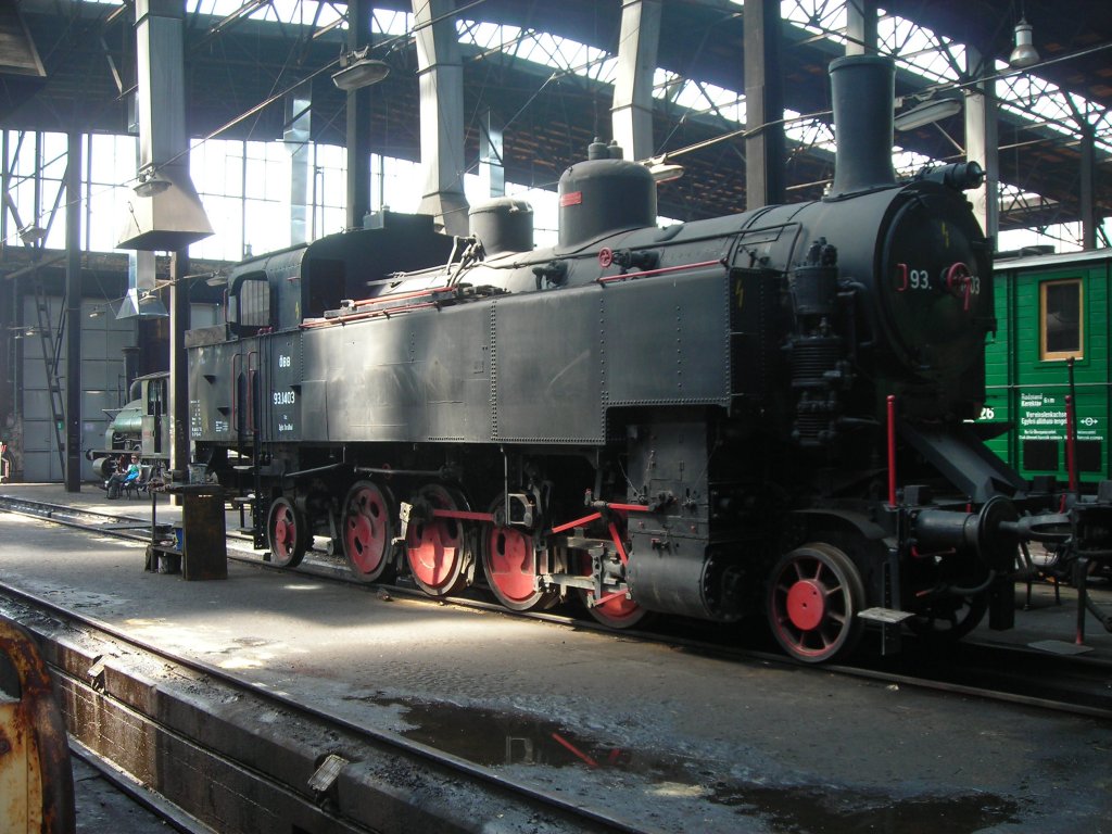 Die �u�erlich aufgearbeitete 93.1403 steht am 25.4.10 im Heizhaus des Eisenbahnmuseums Strasshof.