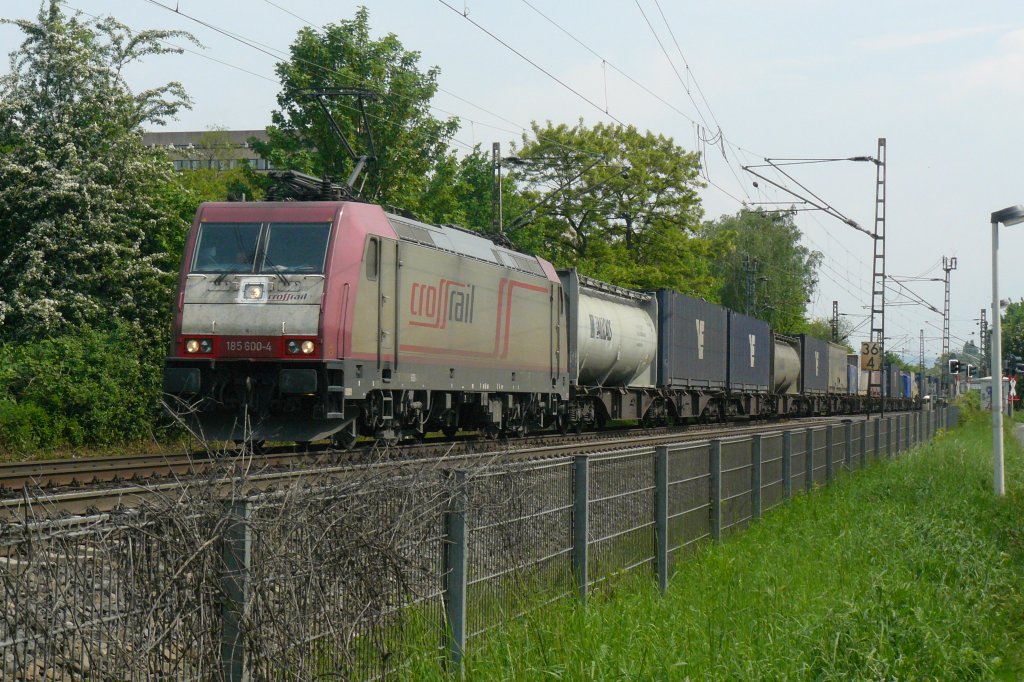 Die usserst verschmutzte Crossrail 185 600-4 mit einen Containerzug in Bonn-Fridorf am B der Annabergerstrasse am 29.4.2011
