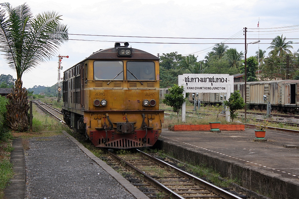 Die AHK 4210 (Co'Co', de, Krupp, Bj.1980, Fab.Nr. K-5479) fährt nun aus Richtung Phatthalung an den ORD 457 (Nakhon Si Thammarat - Phatthalung). - Khao Chum Thong Junction am 26.Oktober 2010.