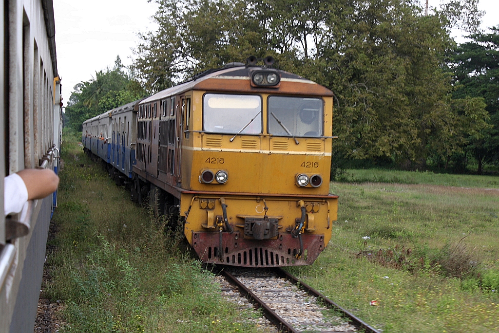 Die AHK 4216 (Co'Co', de, Krupp, Bj.1980, Fab.Nr. K-5482) wartet mit dem Ord 455 am 26.Oktober 2010 in der Khok Khram Station die Kreuzung mit dem EXP 85 ab.