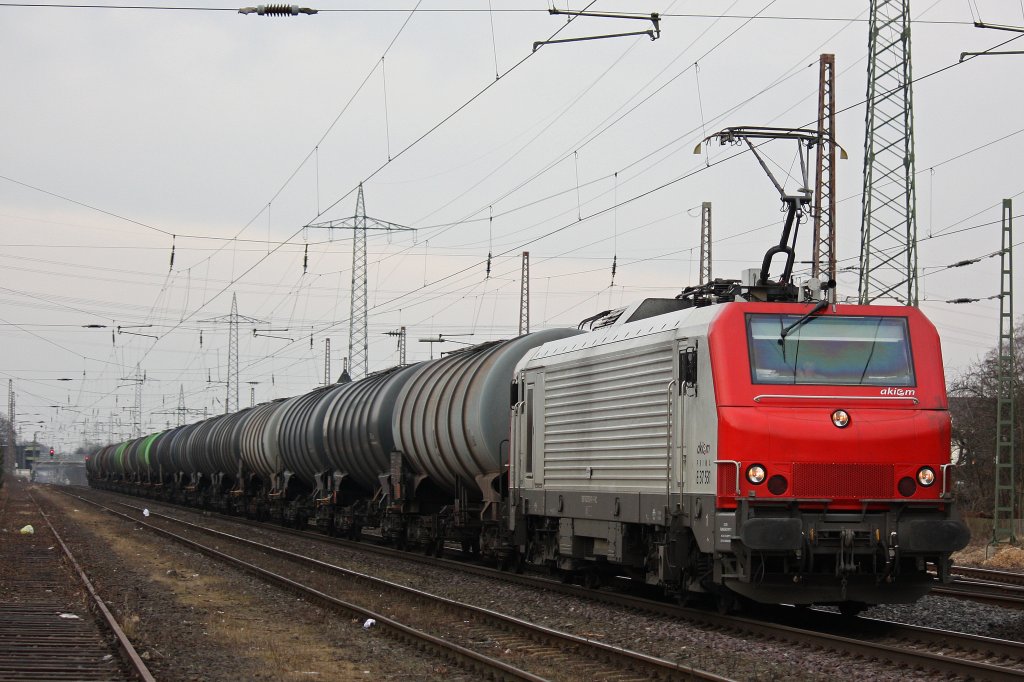 Die Akiem E37 531 fuhr am 22.2.12 mit einem Kesselwagenzug durch Ratingen-Lintorf.