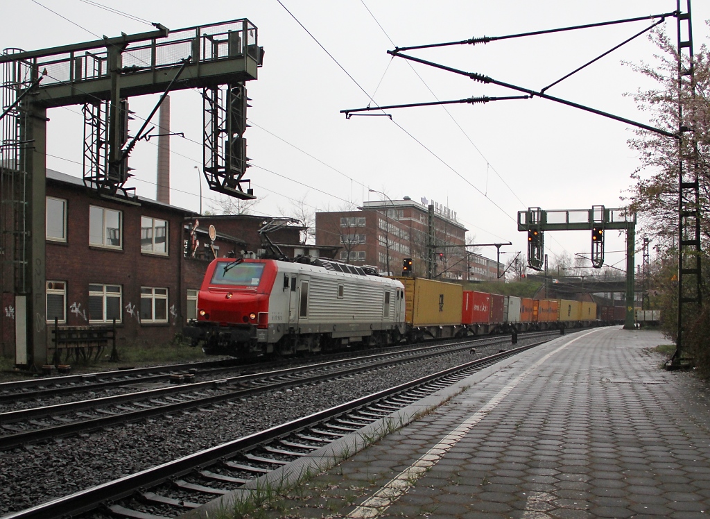 Die akiem E37 531 zieht einen Containerzug durch Hamburg-Harburg. Aufgenommen am 12.04.2012.