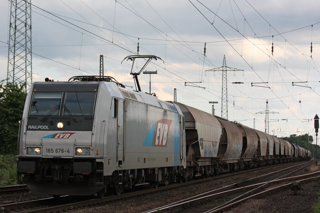 Die aktuell fr LTE fahrende Railpool/EVB 185 676 am 6.7.12 mit einem Getreidezug nach Emmerich in Ratingen-Lintorf.