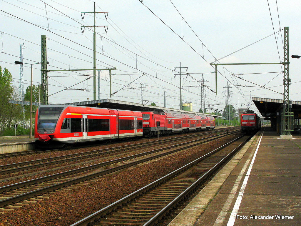 Die aktuelle Betriebssituation in Berlin Schnefeld Flughafen. Links steht ein 646er als RB 22 nach Potsdam bereit. Direkt dahinter die RB 14 nach Nauen (da diese eine Stunde hier steht muss die RB 22 sich dahinter quetschen) und rechts noch ein RE 7 nach Rosslau.