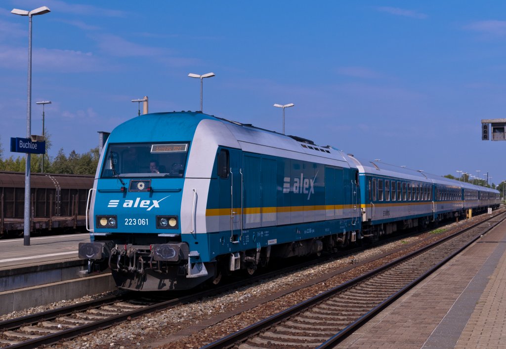 Die Alex 223 061 mit ALX nach Lindau Hbf, hier bei Einfahrt von Buchloe am 11 sept 2012.