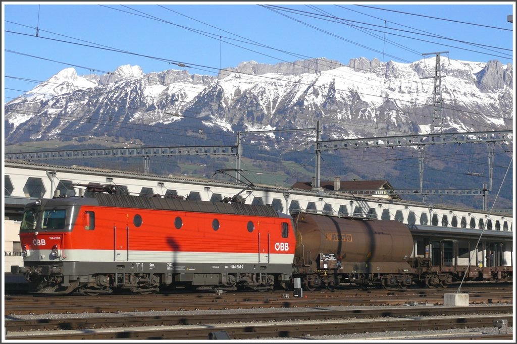 Die Alpsteinkette leuchtet ber der 1144 203-7, die in Buchs SG auf die Abfahrt Richtung Arlberg wartet. (30.03.2010)