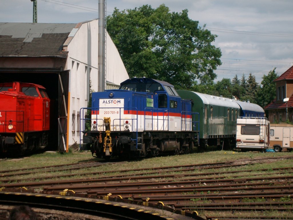 Die Alstom Lok stand am 29.5.11 im BW Weimar, vor ihren Begleiterwagen.