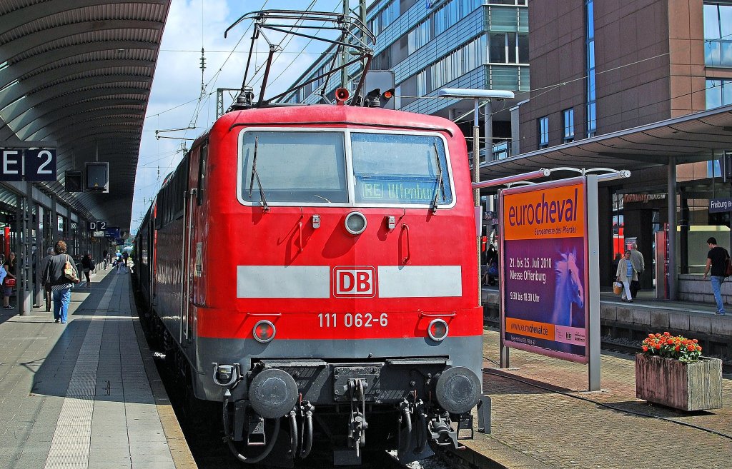 Die Altbau DB 111 062-6 mit RE 31033 (Basel Bad Bhf - Offenburg Hbf), hier bei aufenthalt in Freiburg Hbf am 06. 08 2010.