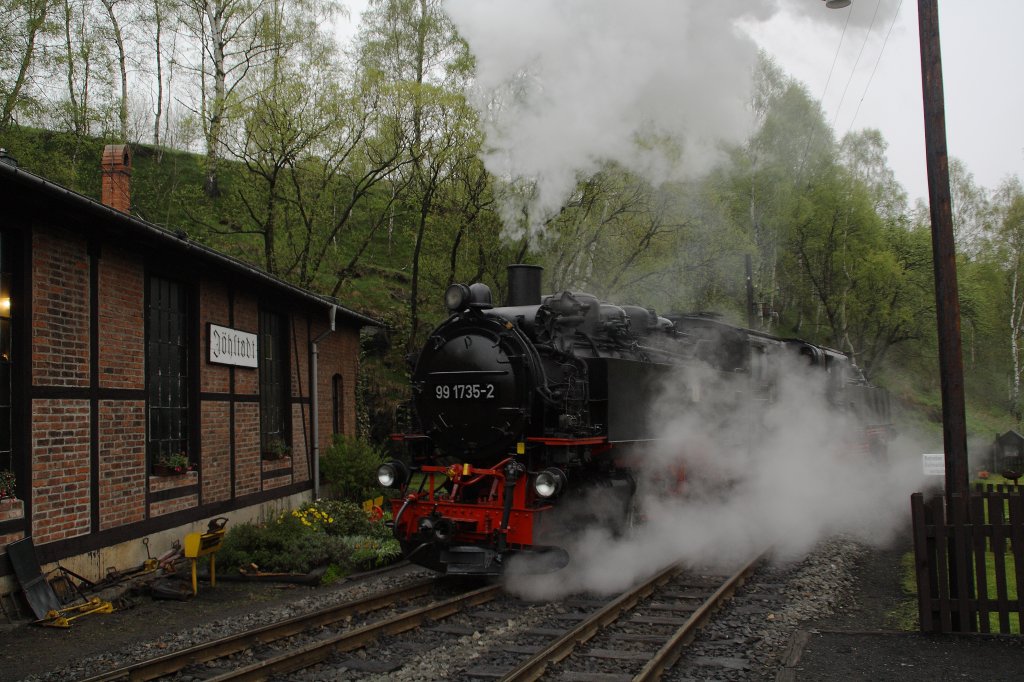 Die Altbau VII K 99 735 schleppt ihre Neubau-Schwester 99 781 nach Jhstadt. (20.05.2010) 