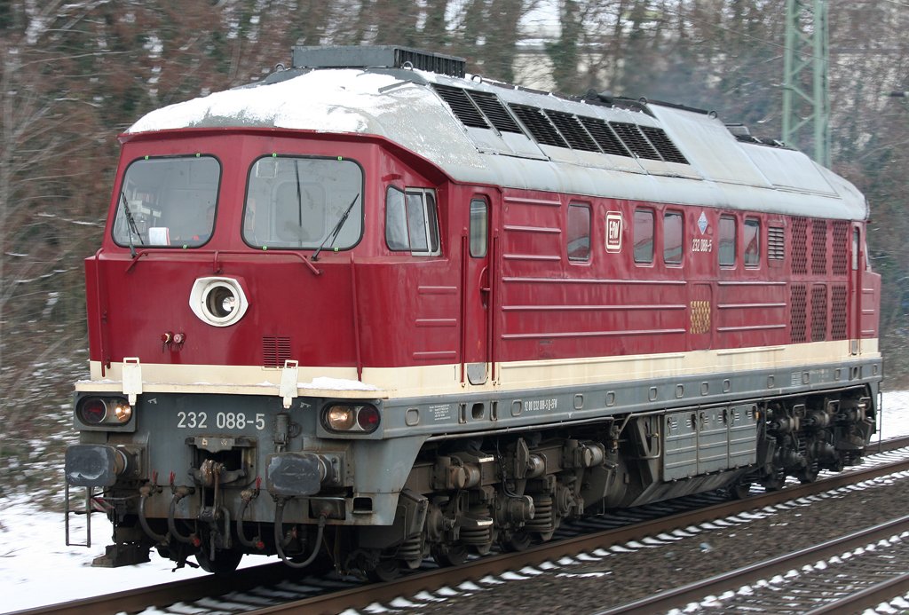 Die altbelftete 232 088-5 der EFW fhrt Lz aus Richtung Dsseldorf durch Dsseldorf Vlkinger Strae nach Aachen Rothe Erde am 15.02.2010