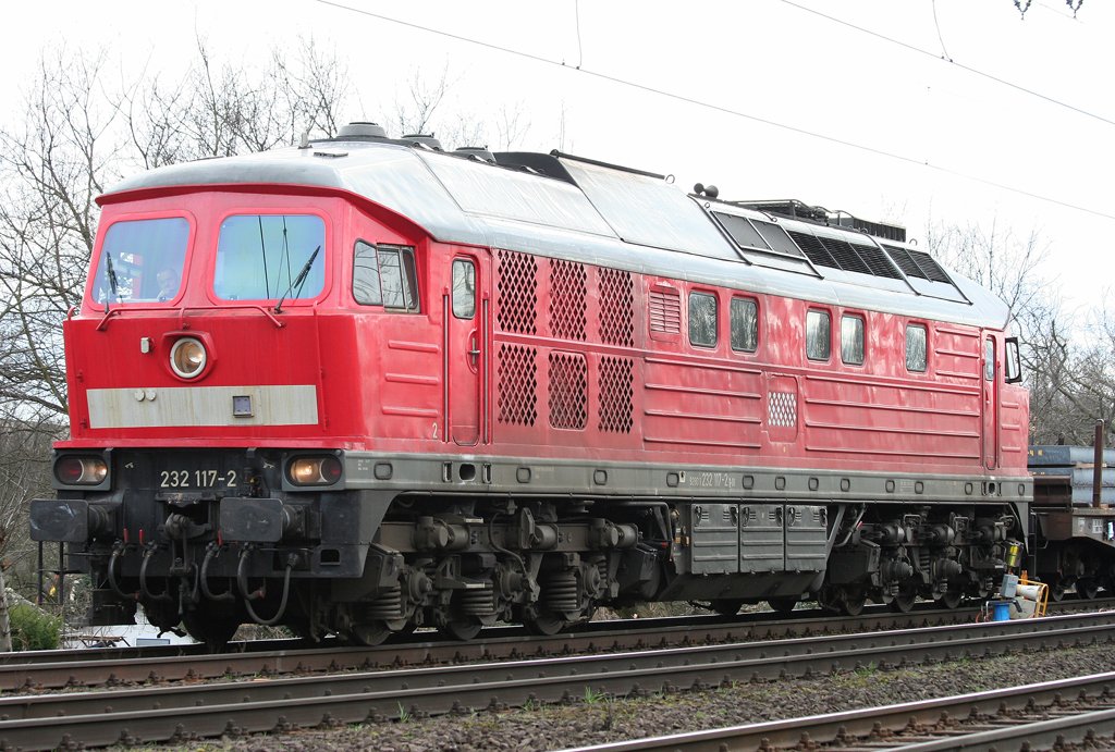 Die altbelftete 232 117-2 zieht Brammen durch Duisburg Neudorf am 20.03.2010