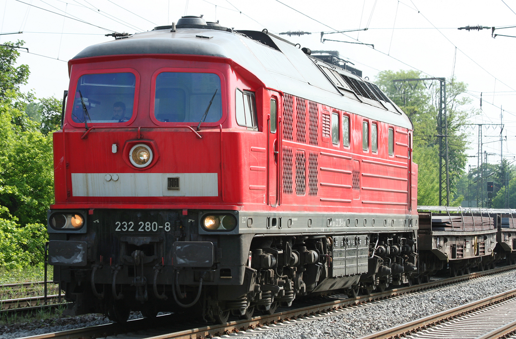 Die altbelftete 232 280-8 zieht einen Gz durch Duisburg Neudorf am 25.05.2010
