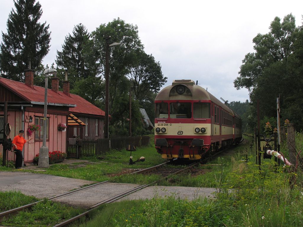 Die alte Bahnbergang und Blockstelle bei Pilnikov ist immer interessant fr eine Besuch. Hier passiert 80-29 204-2/854 020-5 mit Sp 1866 Trutnov Hlavn Ndra-Kolin am 10-8-2011.

