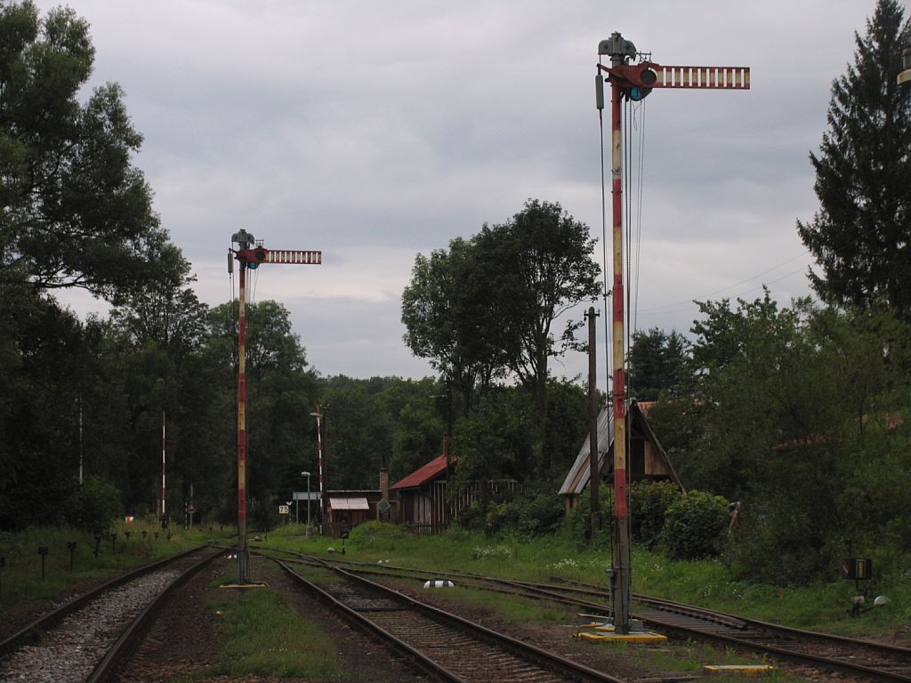Die alte Flgelsignale von Bahnhof Pilnikov am 11-8-2011.