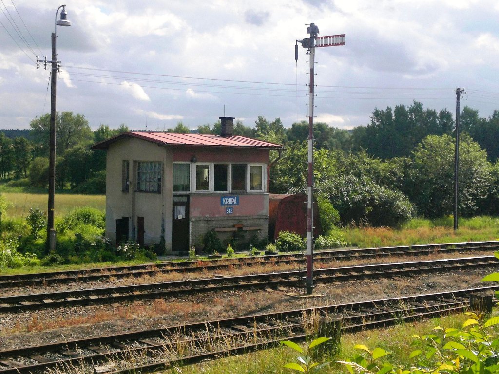 Die alte Flgelsignale und ein Bahnwrtershaus bei Bahnhof Krupa am 26.6. 2011