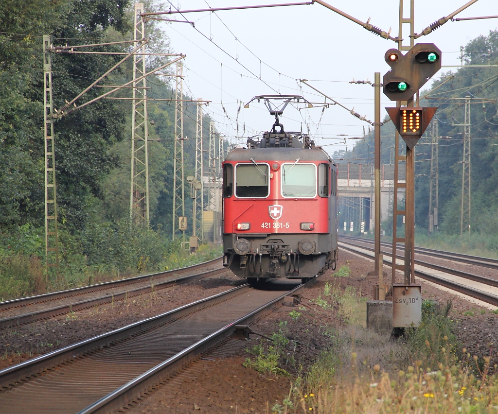 Die alte Lady 421 381-5 der SBB Cargo war auf der Fahrt Richtung Wunstorf unterwegs.
Aufgenommen am 24.08.2011 in Dedensen Gmmer.