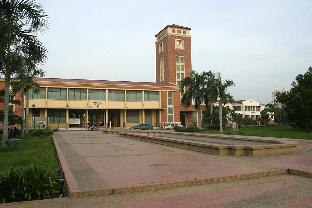Die alte Thon Buri Station am 02.November 2005 vom Mae Nam Chao Phraya-Ufer aus gesehen. Um Platz für die Erweiterung des Sirirat Hospital zu schaffen, wurde die Bahnhof am 05. Oktober 2003 aufgelassen und die, am Strecken-Km 0,866 gelegene, Bangkok Noi Station in Thon Buri umbenannt.