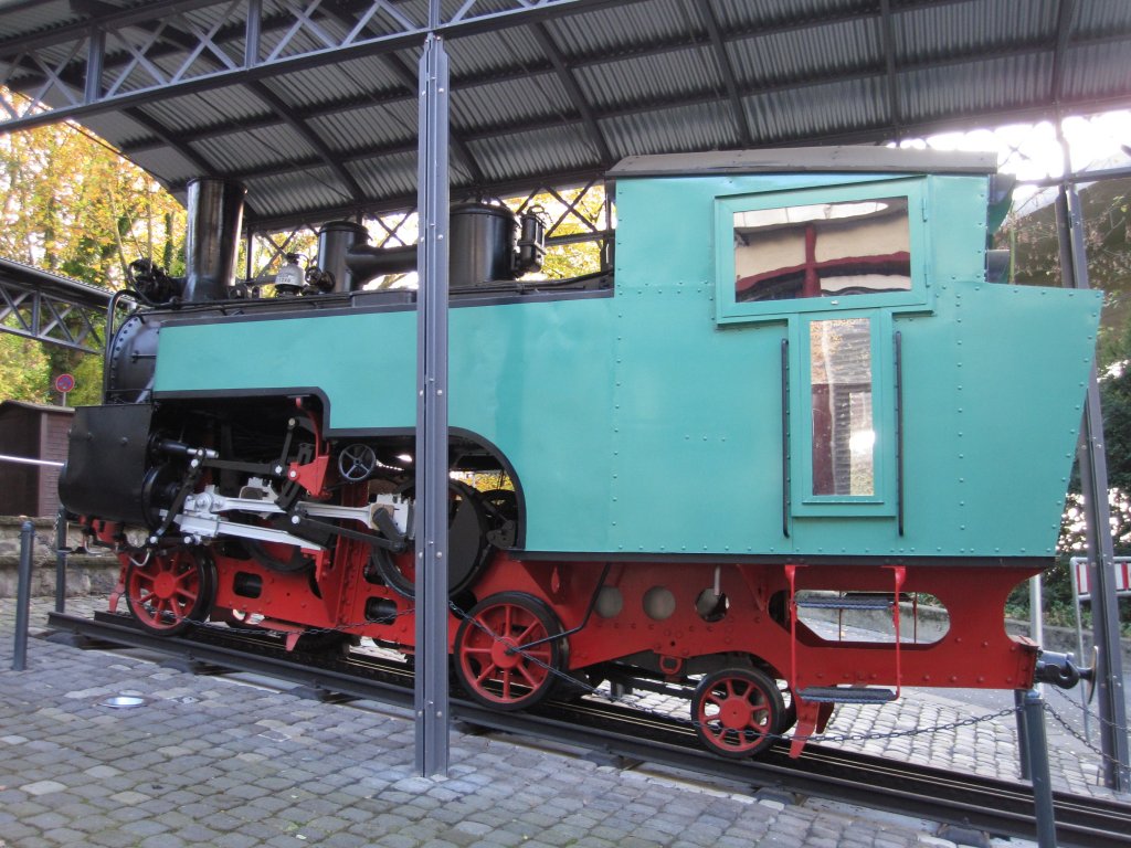 Die alte Zahnraddampflok im Talbahnhof der Drachenfelsbahn.
Aufgenommen am 30.10.09.