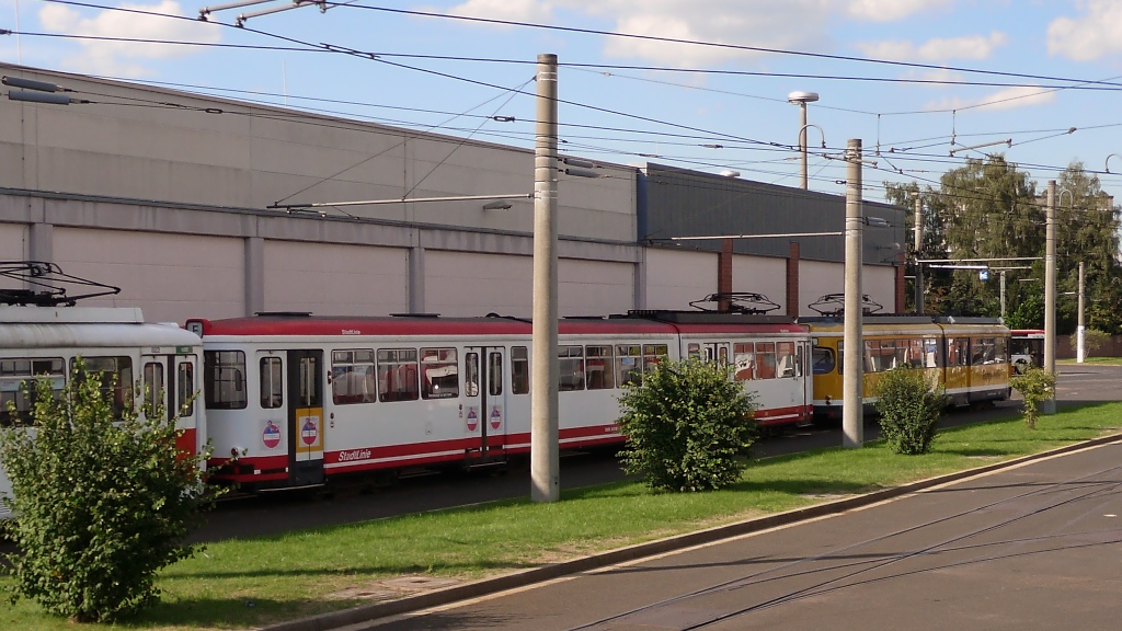 Die alten, ausrangierten Krefelder GT8-Straenbahnwagen standen am 5.9.2010 noch auf dem Depotgelnde und warteten auf ihren Abtransport (aus dem Schluff aufgenommen).