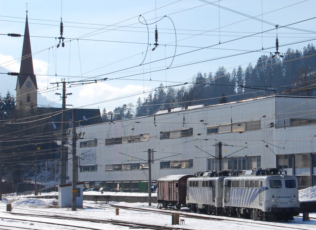 Die  alten  Dispo-Zebras 139 310 udn eine Schwester stehen auf ihren betagten Tagen abgestellt in Kufstein und warten auf einen Lokomotion Zug um ihm Vorspann zum Brenner zu leisten. 8.2.2010