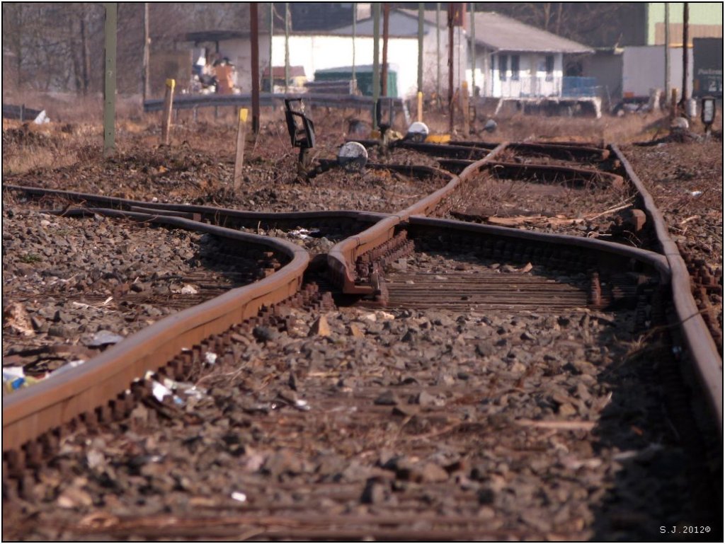 Die alten Gleisanlagen in Aachen West einfach mal als Motiv festgehalten.
Mittlerweile sind sie wohl verschwunden und dem Bagger zum Opfer gefallen.April 2012.