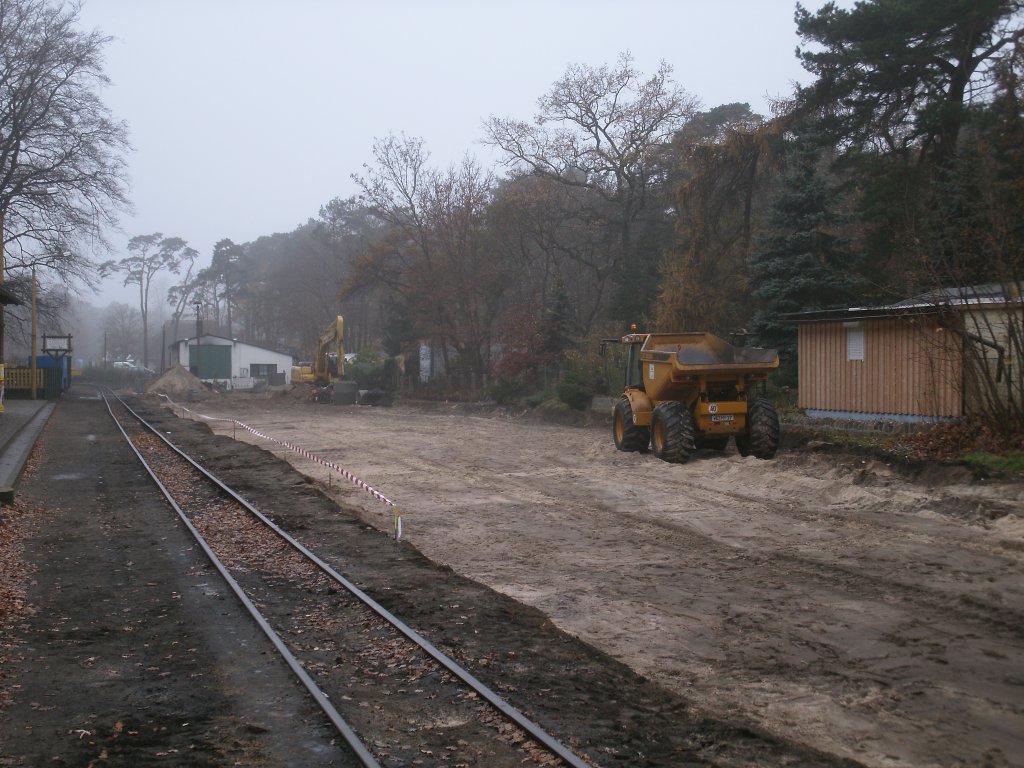 Die alten Gleise und das alte Kiesbett sind in Ghren entfernet,so das ein neuer Unterbau entsteht.Statt Kiesbett soll Ghren als letzter Bahnhof auch das Schotterbett bekommen.Natrlich werden auch wieder die Gleise verlegt.Aufnahme vom 19.November 2011.