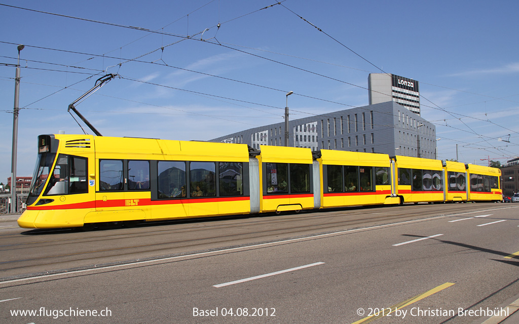 Die alten Sindler Tramwagen werden jetzt bei der BLT ziemlich rassig durch die Stadler Tango Be 6/10 ersetzt. Hier die 156 Arlesheim am 4. August 2012 auf der M�nchensteiner Br�cke beim Bhf SBB Basel.
Mehr Tango's unter www.flugschiene.ch