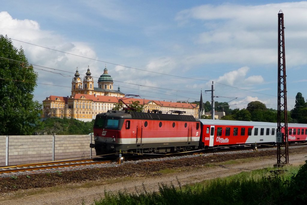 Die alten Stahlmasten sind Geschichte und werden demn�chst vollst�ndig entfernt, eine Schallschutzmauer versperrt die freie Sicht auf den Hintergrund. Trotzdem ist mir noch diese Aufnahme mit einer 1144 vor dem Stift Melk gelungen.