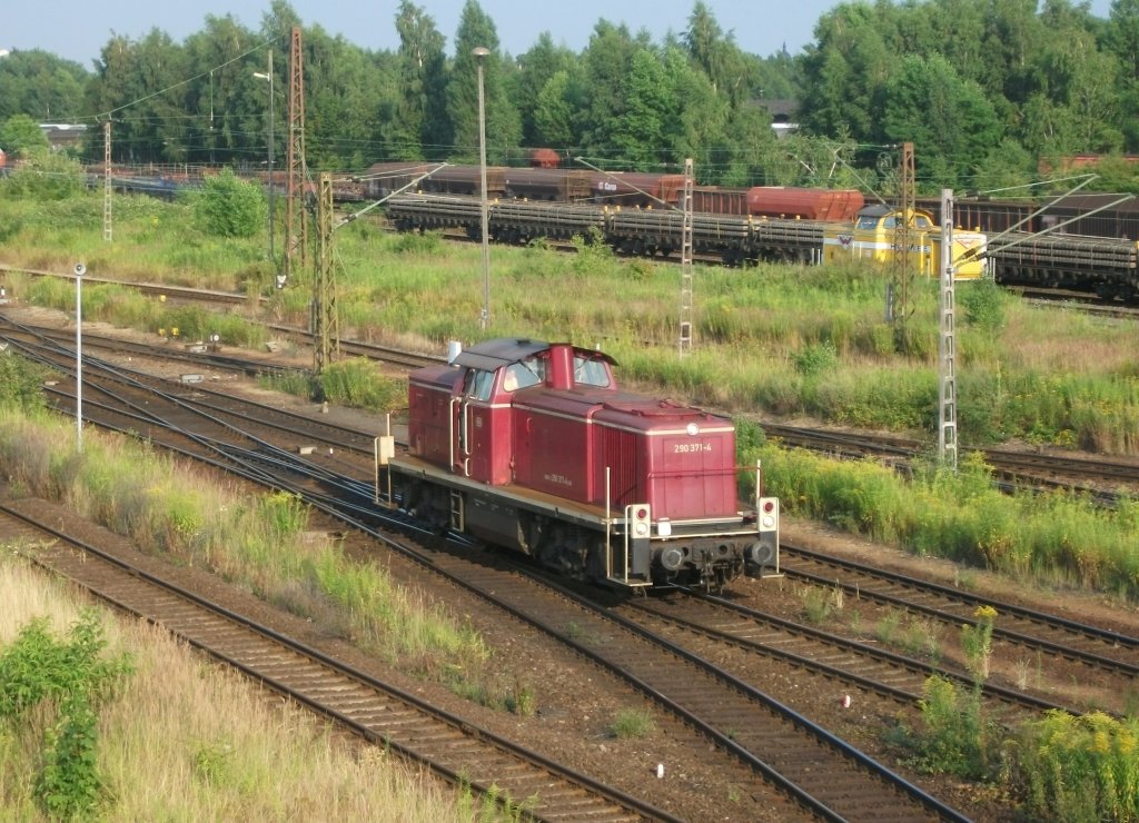 Die Altrote 290 371 rangiert am 25.juli 2013 im Rbf. Engelsdorf.