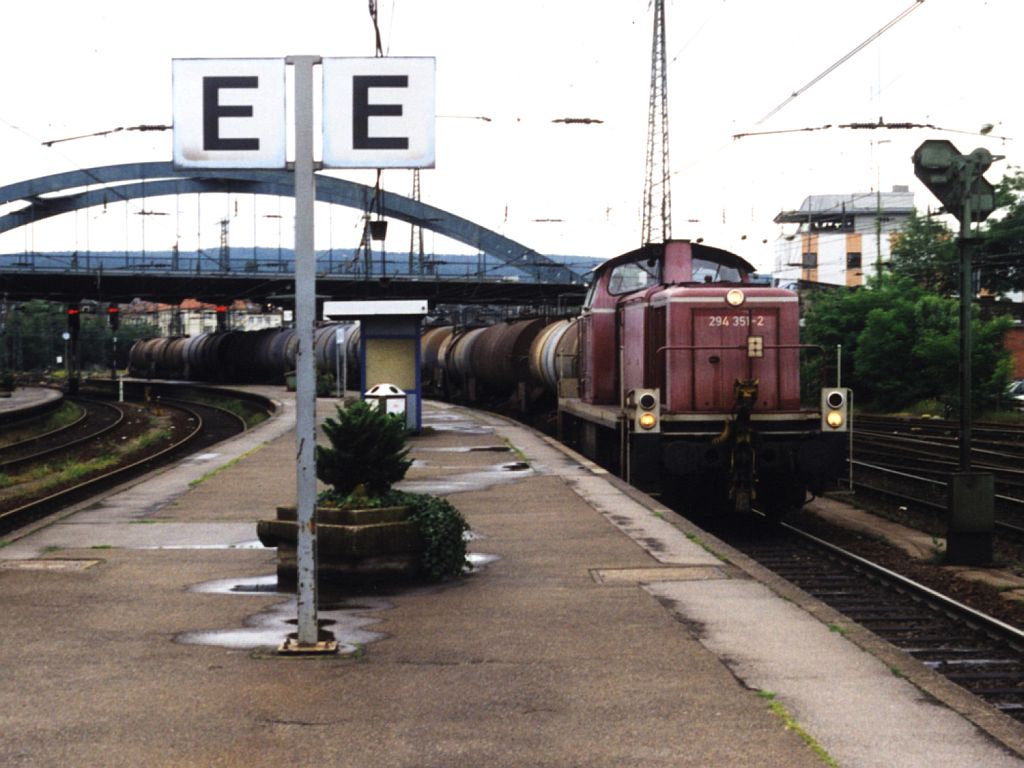Die altrote 294 351-2 mit eine Gterzug auf Aachen Hauptbahnhof sm 13-7-1998. Bild und scan: Date Jan de Vries.