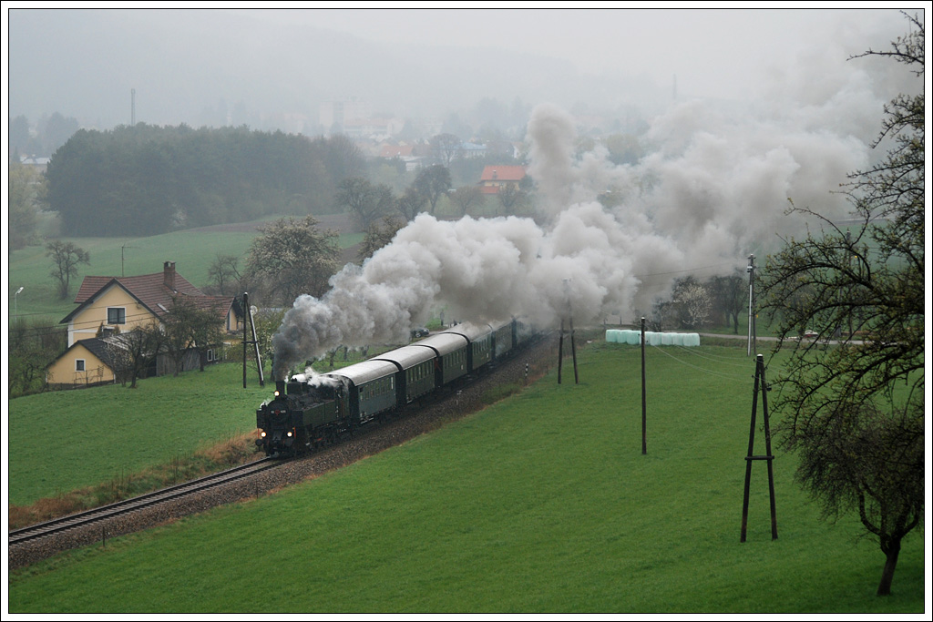 Die am 1. April 2012 von der “Traisen-Glsental Regionalentwicklungs GmbH” bernommene Anschlussbahn Traisental wurde am 15. April 2012 feierlich erffnet. Aus diesem Anlass verkehrte an diesem Tag von St. Plten ausgehend ein Dampfsonderzug nach St. Aegyd/Nw. Ursprnglich war fr diese Fahrt 52.100 aus Strasshof angekndigt. Wegen berschreitung der Achslast bernahm im Endeffekt 93.1420 vom Verein „Neue Landesbahn“ die Bespannung des ausgebuchten Zuges. Nach den Plnen der BB htte die 1893 erbaute Strecke bekanntlich eingestellt werden sollen, was fr die gesamte Region eine Verlagerung des Gterverkehrs auf die Strae bedeutet htte. Mit der bernahme der Strecke durch die “Traisen-Glsental Regionalentwicklungs GmbH”,  brigens eine 100% Tochter des neu gegrndeten “Vereins Region Traisen-Glsental”, ist auch in Zukunft ein kologischen Gtertransport mit der Bahn im Traisental gesichert. Die Aufnahme zeigt den Sonderzug SR 14602 in Gblasbruck.