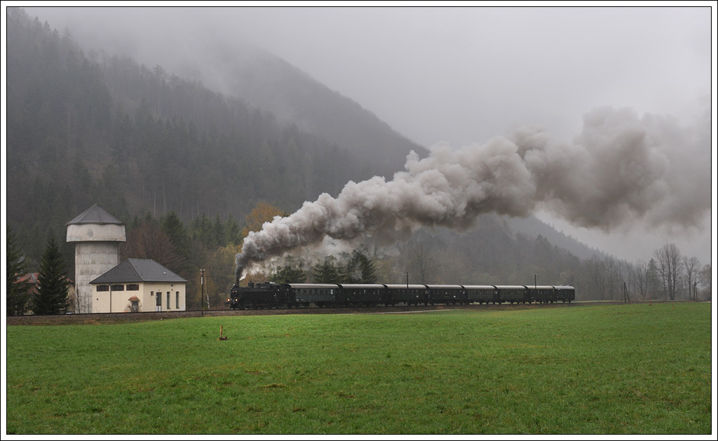 Die am 1. April 2012 von der “Traisen-Glsental Regionalentwicklungs GmbH” bernommene Anschlussbahn Traisental wurde am 15. April 2012 feierlich erffnet. Aus diesem Anlass verkehrte an diesem Tag von St. Plten ausgehend ein Dampfsonderzug nach St. Aegyd/Nw. Ursprnglich war fr diese Fahrt 52.100 aus Strasshof angekndigt. Wegen berschreitung der Achslast bernahm im Endeffekt 93.1420 vom Verein „Neue Landesbahn“ die Bespannung des ausgebuchten Zuges. Nach den Plnen der BB htte die 1893 erbaute Strecke bekanntlich eingestellt werden sollen, was fr die gesamte Region eine Verlagerung des Gterverkehrs auf die Strae bedeutet htte. Mit der bernahme der Strecke durch die “Traisen-Glsental Regionalentwicklungs GmbH”, brigens eine 100% Tochter des neu gegrndeten “Vereins Region Traisen-Glsental”, ist auch in Zukunft ein kologischen Gtertransport mit der Bahn im Traisental gesichert. Die Aufnahme zeigt den Sonderzug SR 14602 in Innerfahrafeld.