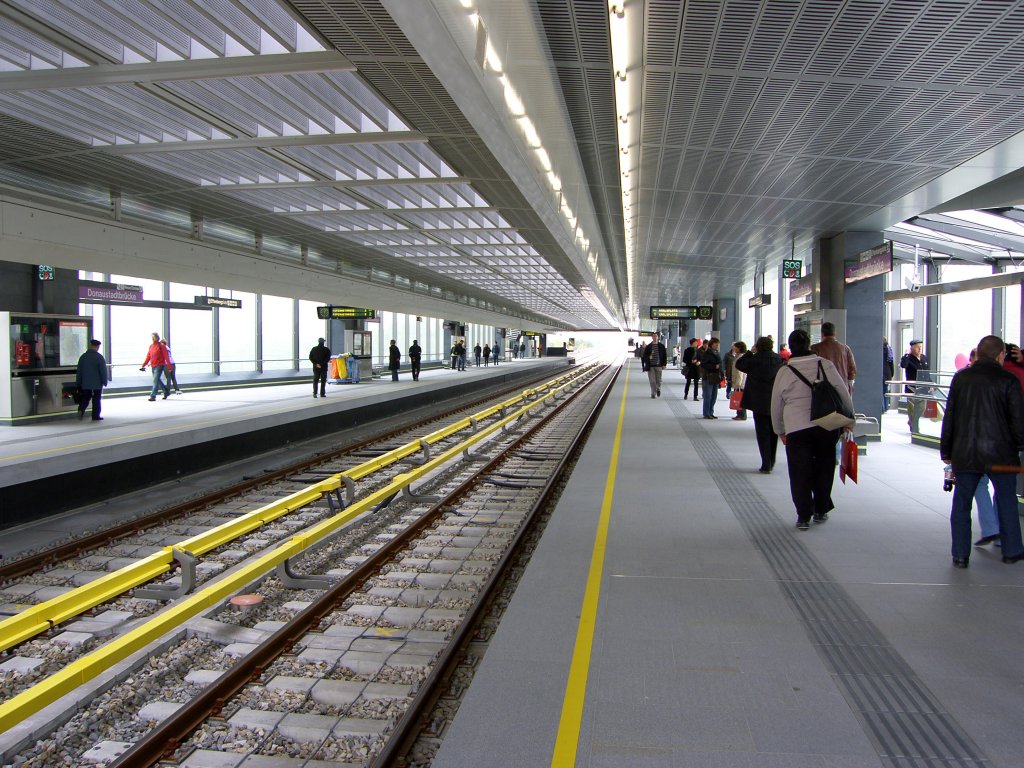 Die am 2.10.2010 erffnete Station  Donaustadtbrcke  an ihrem Erffnungstag.