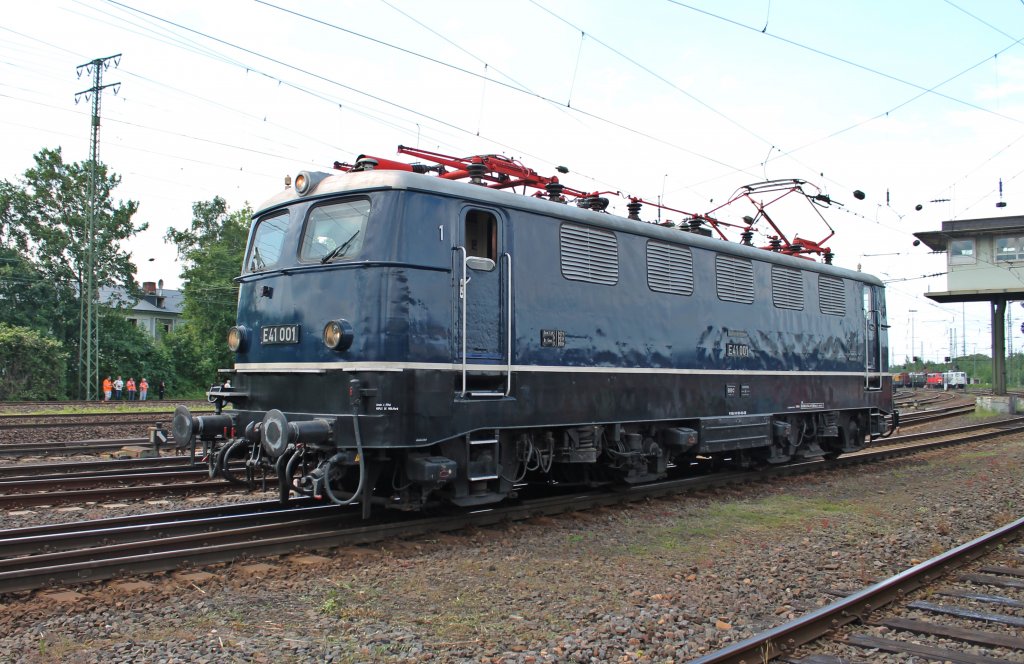 Die am 29.09.1956 in Dienst gestellte E41 001 war am 08.06.2013 auch auf der Groen Lokparade des DB Museum in Koblenz-Ltzel zusehen. Das Thema des Jahrs 2013 stand unter dem Motto  Die drei Traktionsarten(Dampf, Elektro und Diesel) .