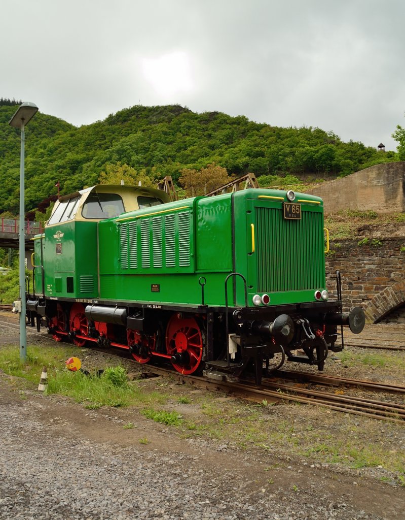 Die am 29.4.2013 frisch untersuchte V65 der BEG/265 202-2 steht auf dem Betriebsgelnde in Brohl im frischen Lack und strahl wie ladenneu um die dunkelen Wolken zu vertreiben.9.5.2013