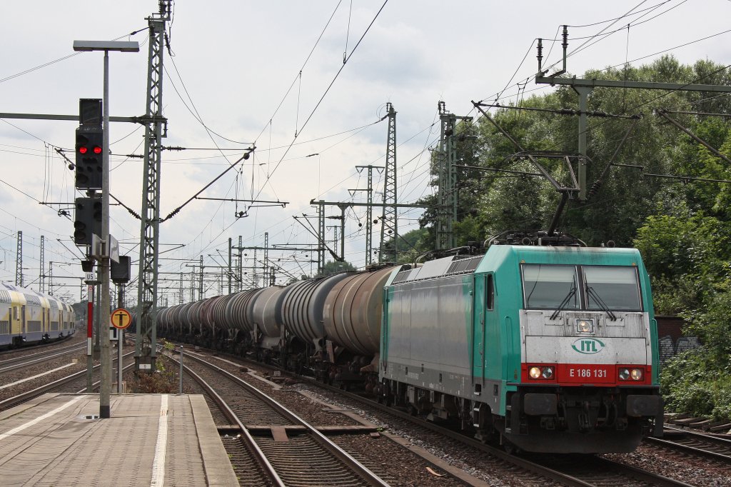 Die am 31.7.12 noch fr die ITL fahrende 186 131 mit einem Kesselzug in Hamburg-Harburg.