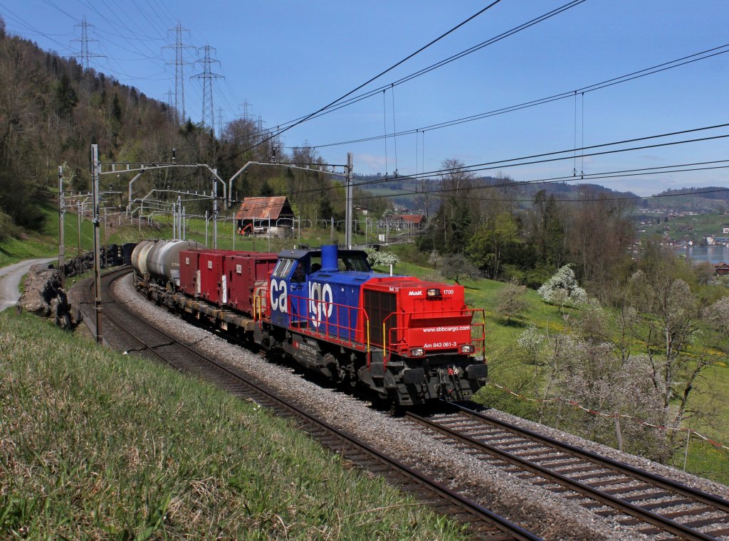 Die Am 843 061 mit einer bergabe am 26.04.2012 unterwegs bei Immensee.