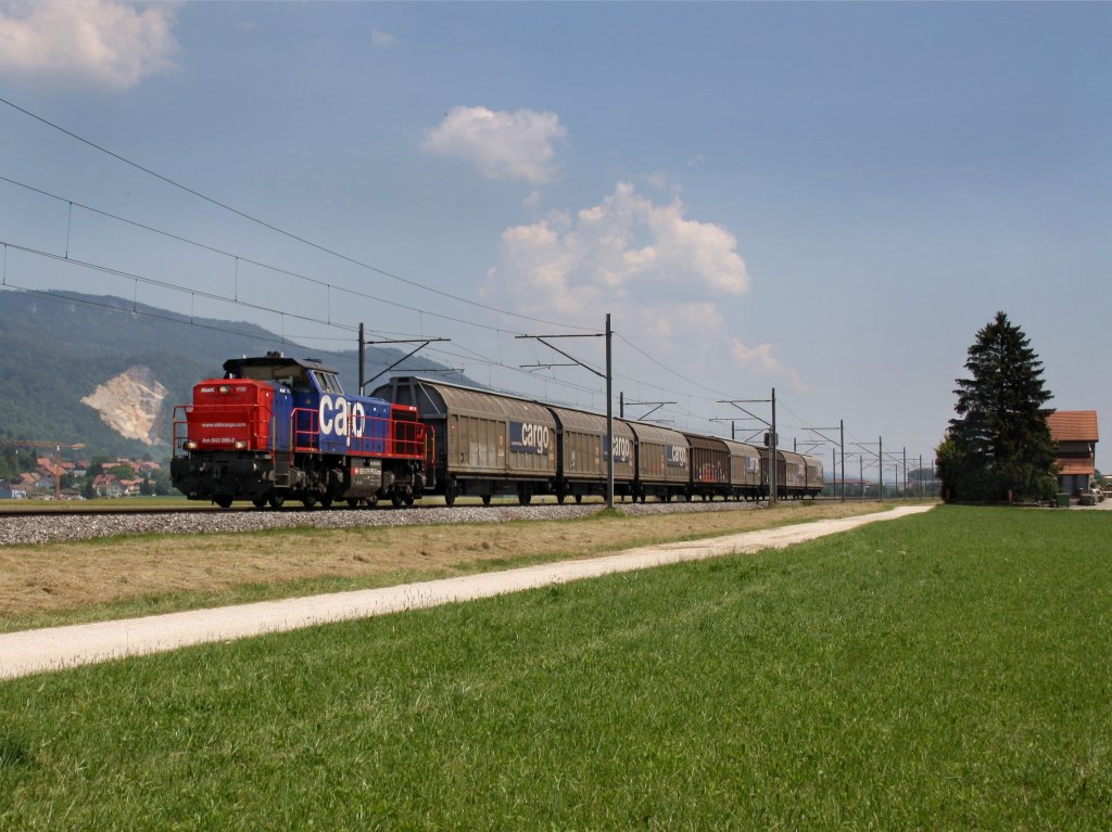 Die Am 843 085 am 28.06.2011 mit einem Gterzug unterwegs bei Oensingen. 