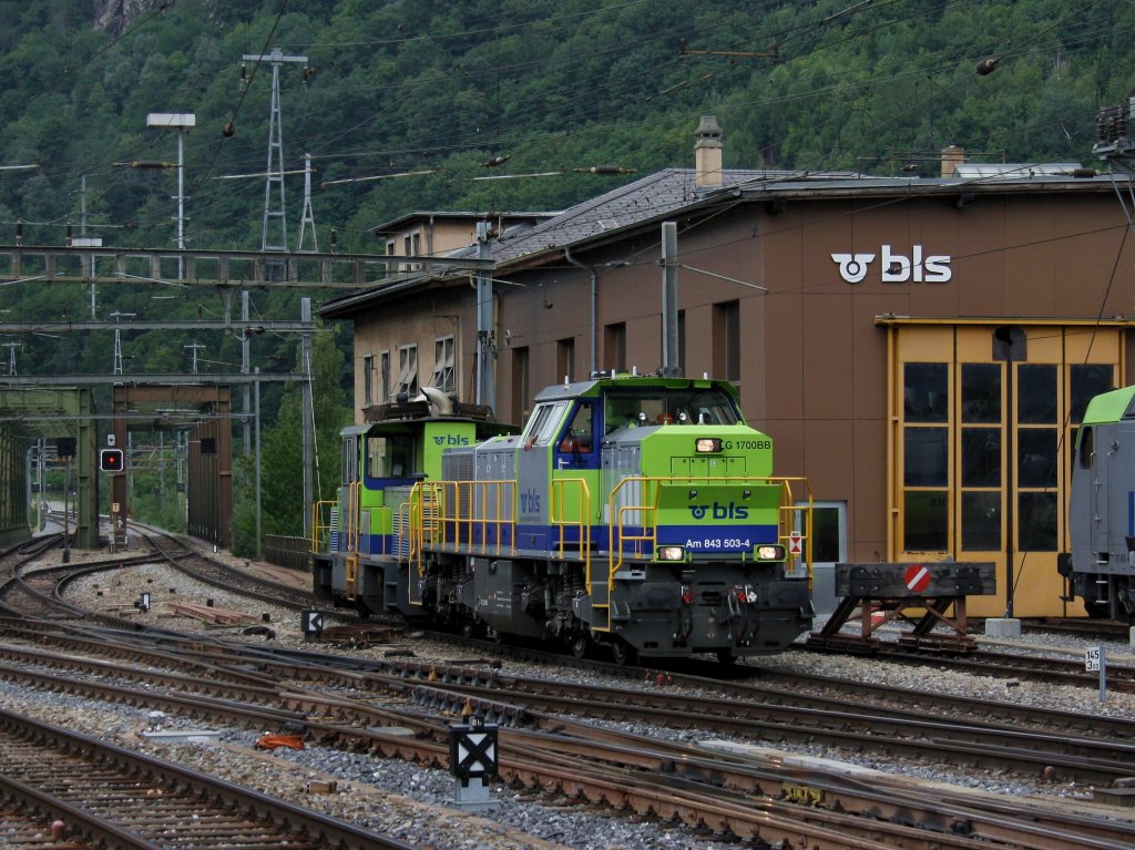 Die Am 843 503 mit der Tm 235 092 am 29.06.2011 bei der Einfahrt in Brig. 