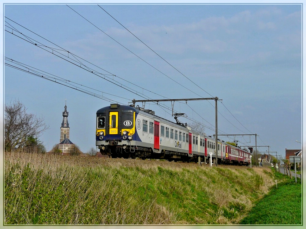 Die AM City Rail 995 zusammen mit einer weiteren Automotrice fhrt als L Zug am 10.04.2009 an der Kirche von Hansbeke vorbei. (Jeanny)