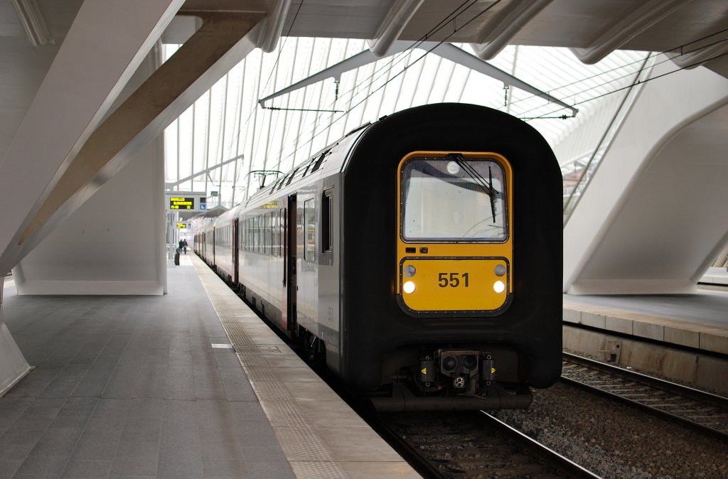 Die AM80 mit Triebwagen 551 als IC Bruxelles/Blankenberge, in Bf Liege-Guillemins am 30.10 2010.