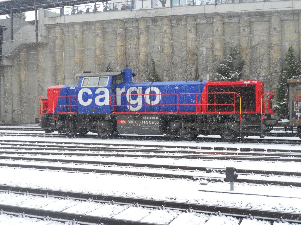 Die Am843 068-8 steht bei grossem Schneetreiben im Bahnhof Spiez am Morgen des 26.11.2010.