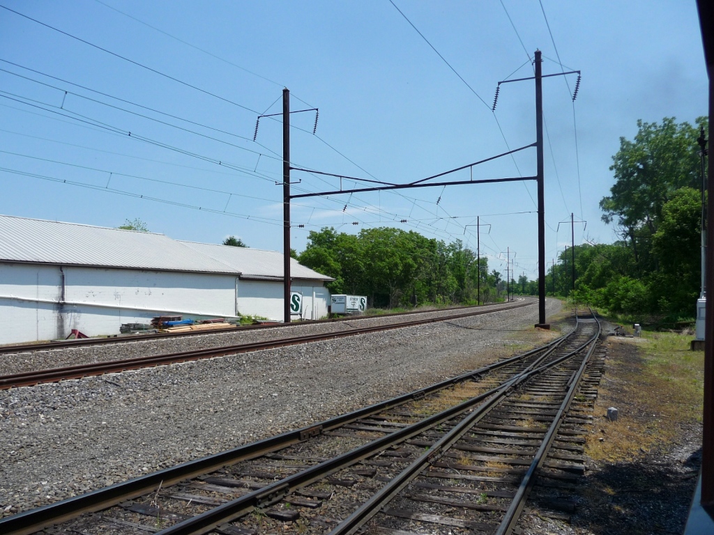 Die Amtrak Strecke Parkesburg–Lancaster ist eine der wenigen elektrifizierten Strecken in den USA (Leaman Place, 02.06.09)